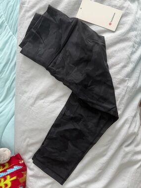 NWT lululemon Black Tonal Camo Wunder Under HR Crop